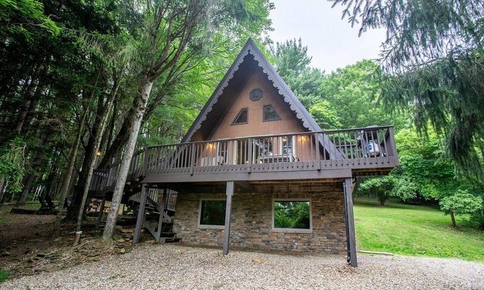 Loudonville Skihütte | Rustic Chalet - Secluded with Hot Tub & Pool Table