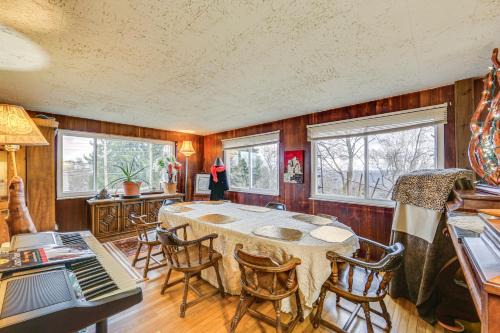 West Mifflin Haus | Rustic Chic Retreat 4 Mi to Kennywood!