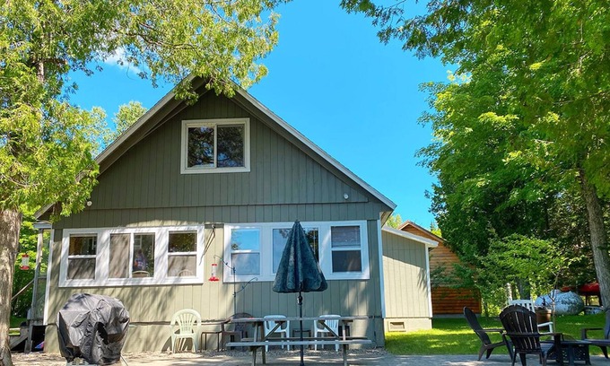 Oquossoc Haus | Rustic 4 Schlafzimmer, 2 Bad Haus auf der North Shore von Rangeley See.