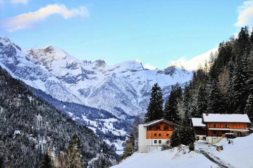 Tobadill Wohnung | Rustic Farm in Tyrol with Mountain Views