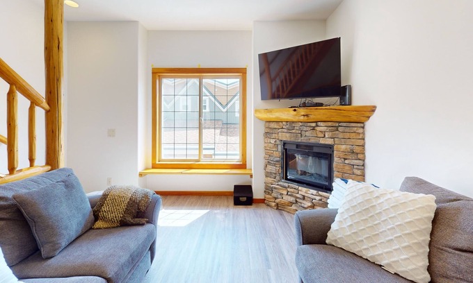 Big White Ski Resort Haus | Rustic haven w/ dog & family-friendly layout w/ private hot tub - walk to dining