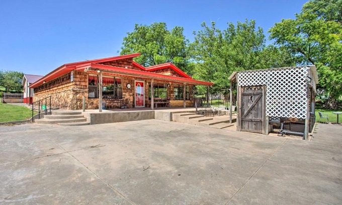 Custer County Haus | Rustic Home with Patio, 1 Mi to Sunset Beach!