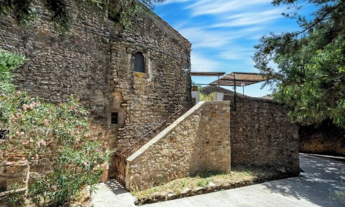 Pins Haus | Rustic house in a private estate in Vilopriu. Pool