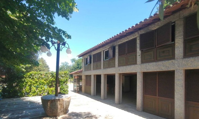 Sao Jorge de Selho Haus | Rustic House With Pool and Barbecue