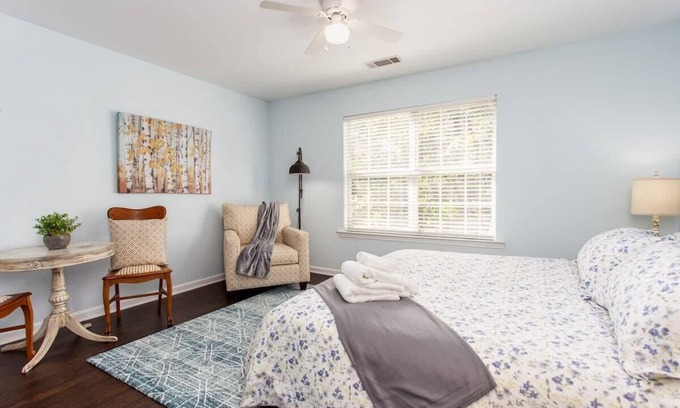 Edgewood Haus | Rustic-Industrial 2/MARTA/Good Eats/Sleeps 6