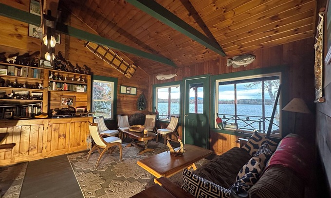 New Vineyard Hütte | Rustic lakefront cottage with dock and kayaks. Family friendly!