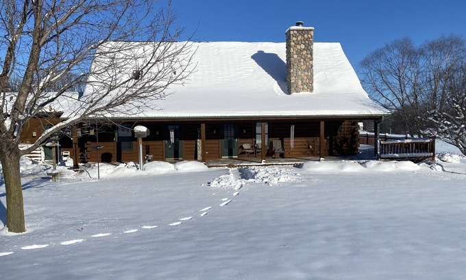Johnson Creek Haus | Rustic large log home w/3 full baths in country; midway between Madison & Milw