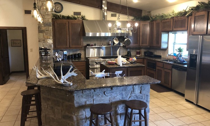 Calvert Kabine | Rustic Lodge on 100 acre ranch between College Station and Waco