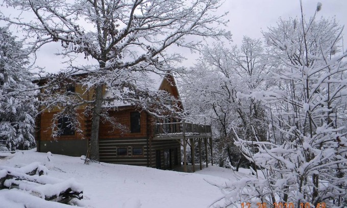 Otto Kabine | Rustic Log Cabin Nestled Privately in the Woods