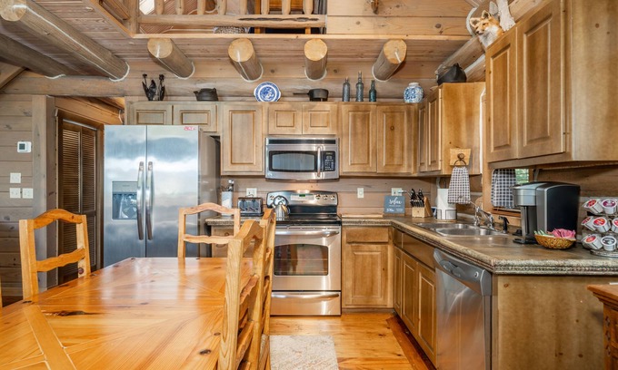 Bixby Kabine | Rustic Log Cabin on 140 Acres! Stocked Lakes, Firepit, Hiking Trails, Playground