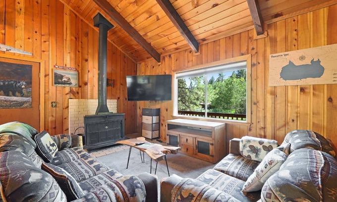Mammoth Creek Kabine | Rustic Log Cabin | Pet-Friendly, Walk to Lake, Sleeps 6