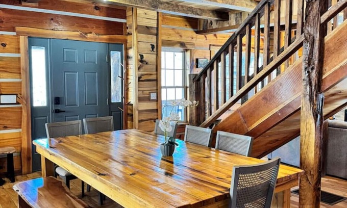 Mars Hill Haus | Rustic log Cabin w/ Pond & Hot tub Tranquil Vibe