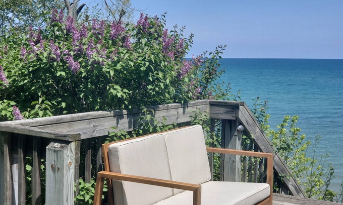 Applegate Hütte | Rustic Log Cottage - Steps from the onsite beach and fun amenities