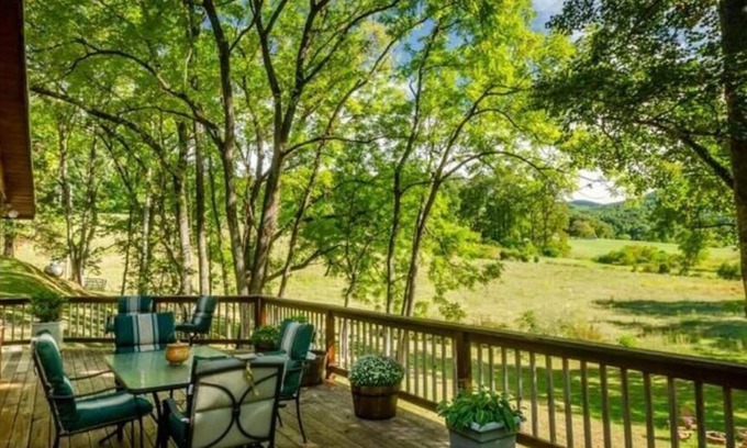 Franklin Kabine | Rustic Log Home - Meadow and Brook