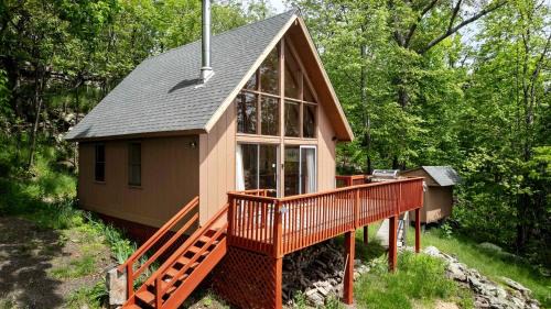 Paw Paw Haus | Rustic-Modern Chalet w/Fire Pit, Deck & Views in Slanesville, WV