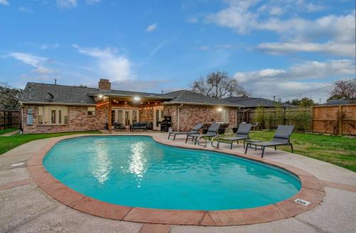 Westbury Haus | Rustic Modern Escape - 4BD-2BA with Pool & Patio