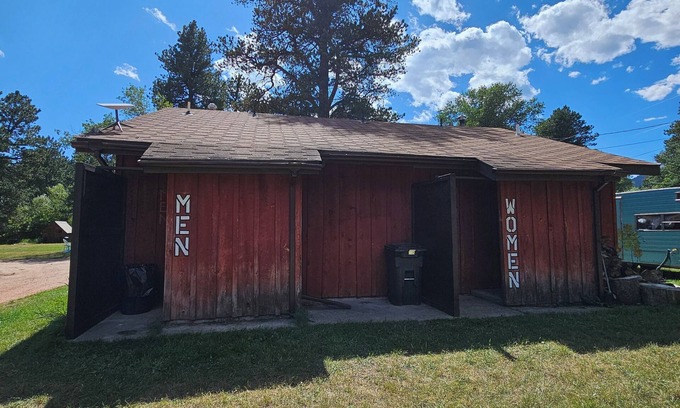Saddlestring Wohnmobilvermietung | Rustic "Moose" Tipi at the foothills of the Bighorns in Story, WY