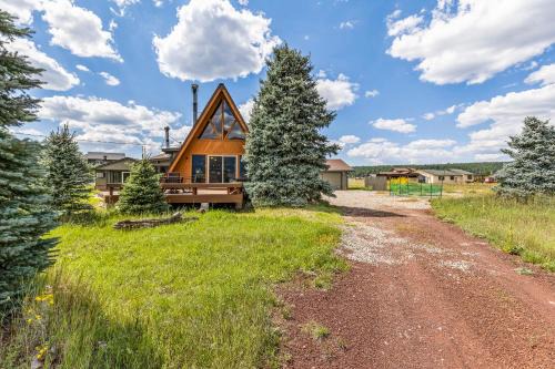 Baderville Haus | Rustic Mountain Chalet with Private Studio Minutes from Snowbowl