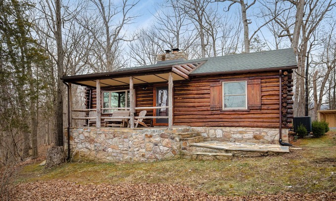 Front Royal Kabine | Rustikales Gebirgsblockhaus thront auf einer Klippenseite über dem Shenandoah River