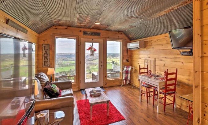 Norfork Wohnung | Rustic Norfork Studio with Million Dollar View!