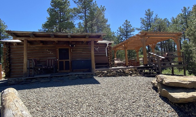 Gulnare Kabine | Rustikale Blockhütte in den Ponderosa-Kiefern, ideal für einen ruhigen Kurzurlaub und Jäger.