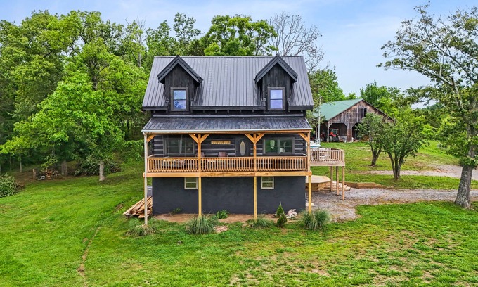 Mohawk Haus | Rustic & private log cabin in East Tennessee (dogs allowed!)