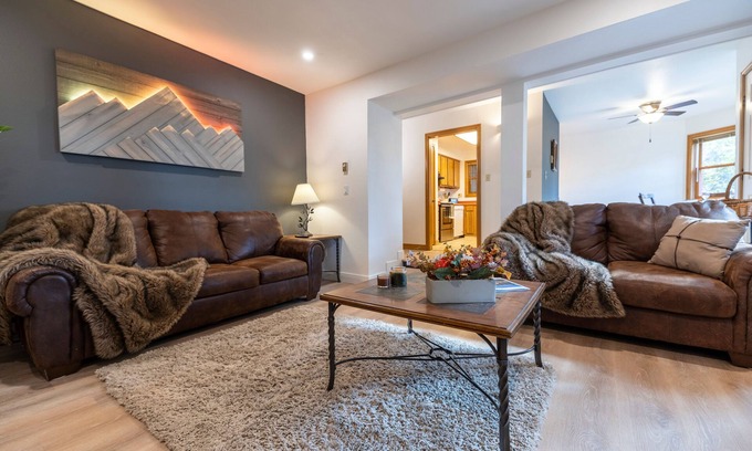 Durango Eigentumswohnung | ⭐ Rustic Retreat In Town with pool & hot tub ⭐