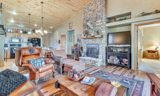 Torreon Haus | Rustic Retreat w/ Spacious Deck in Show Low!