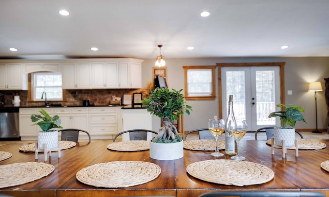 Jonas Haus | Rustic Retreat with Game Haven