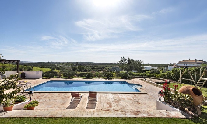 Pedra Arrancada Hütte | Rustic Retreat with Pool and Stunning Views