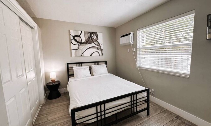 Poinciana Park Wohnung | Rustic Retreats: Beachy 1BR in the heart of Fort Lauderdale