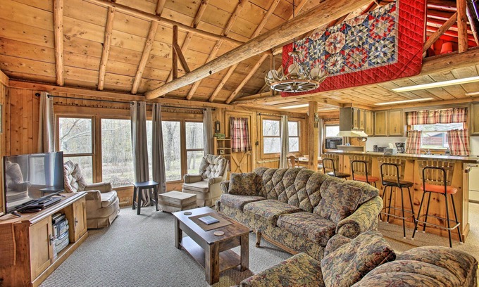 Moorestown Kabine | Rustic River View Cabin w/ Fire Pit, Games & Grill