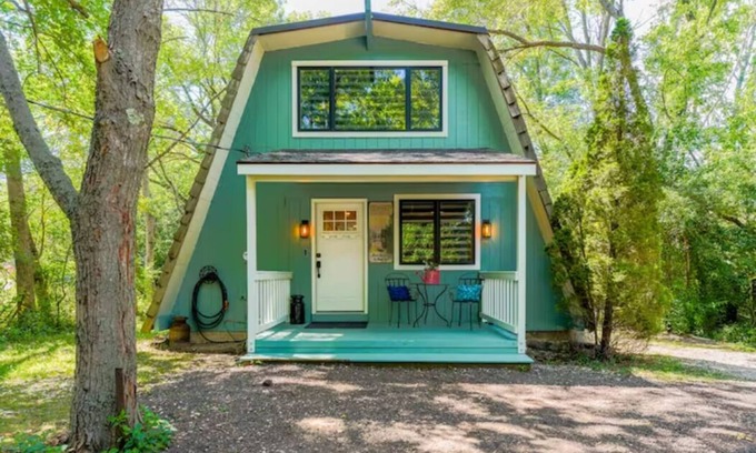 Caledonia Kabine | Rustic Riverside A-Frame Retreat: Secluded Charm.