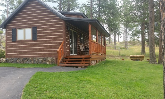 Custer Kabine | Rustikaler Felsenhafen - Pferde willkommen