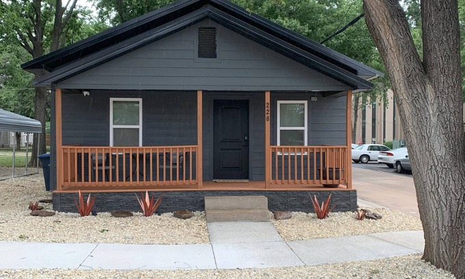 El Dorado Hütte | Rustic Roost - Cozy Cottage near downtown El Dorado, KS