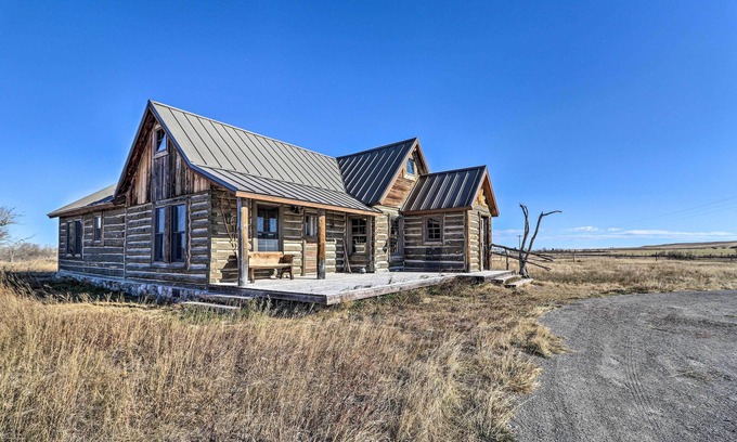 Dupuyer Kabine | Rustic & Rural Cabin in Dupuyer on Open 14 Acres!