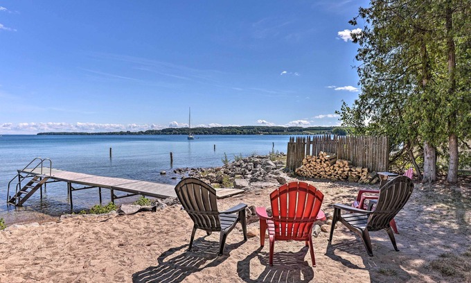 Suttons Bay Hütte | Gemütliche Suttons Bay Cottage w / Shared Dock & Feuerstelle!