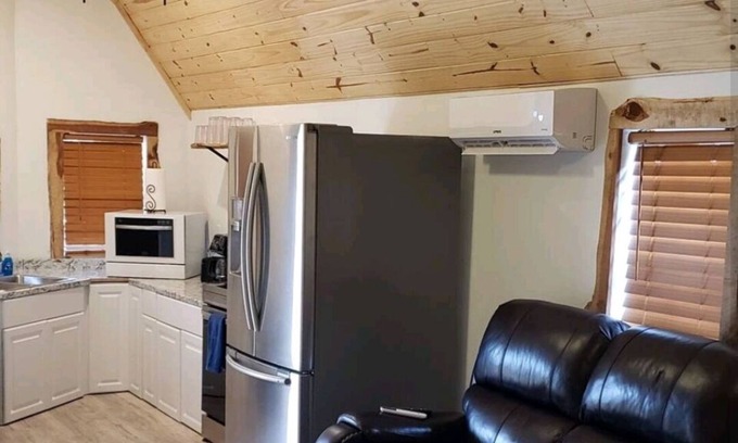 Tulsa Kabine | Rustic Tiny Cabin with private hot tub 7mins from downtown