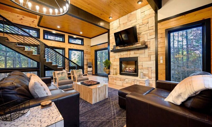 Hochatown Kabine | Rustic Treehouse High-End w/ Beautiful Views, Balcony, Hot Tub!