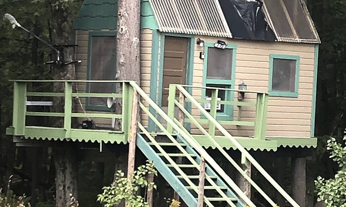 Mesick Kabine | Rustic Treehouse on fabulous private boating, fishing and swimming lake