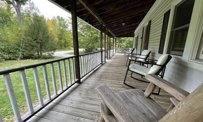 Windsor Haus | Rustic Updated Cozy Lake House! Close to skiing!