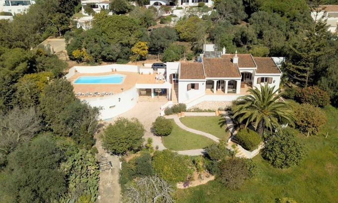 Praia da Luz Hütte | Rustikale Villa mit Pool, gut gelegen und mit Meerblick.