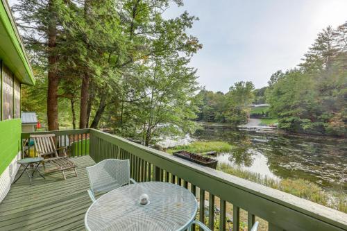 Weare Wohnung | Rustic Waterfront Cottage with Fire Pit and Kayaks