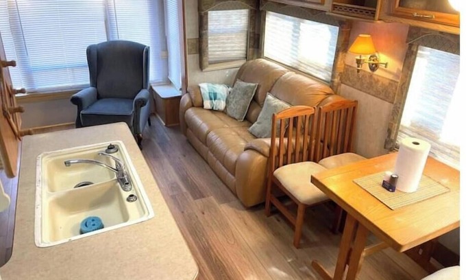Onalaska Haus | RV#3, 3 slides, covered deck, lake activities