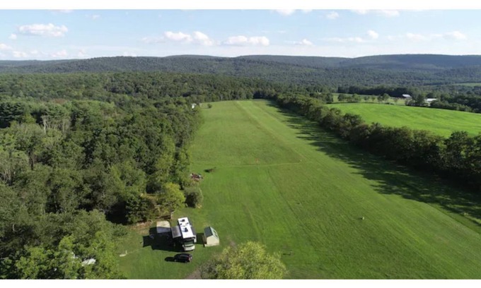 Pine Grove Wohnmobilvermietung | RV Site on Quiet, Private Airport