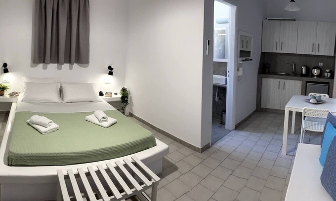 Perissa Wohnung | Sabbia Calda Studio 100 meters from black Beach
