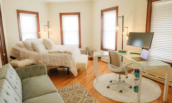 Highland Park Wohnung | Safe and Secure, Charming, Clean Studio