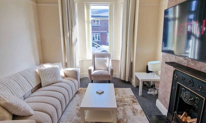 Salford Haus | Salford Home Sleeps 10 By City SuperHost