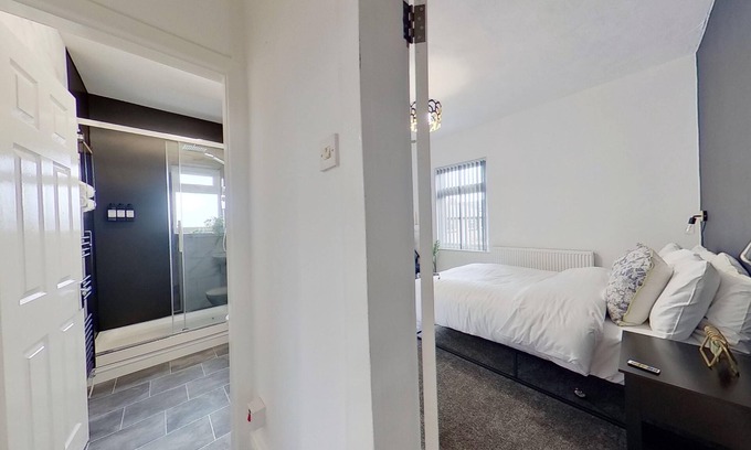 Salford Haus | Salford-house-sleeps6-parking-garden-wifi