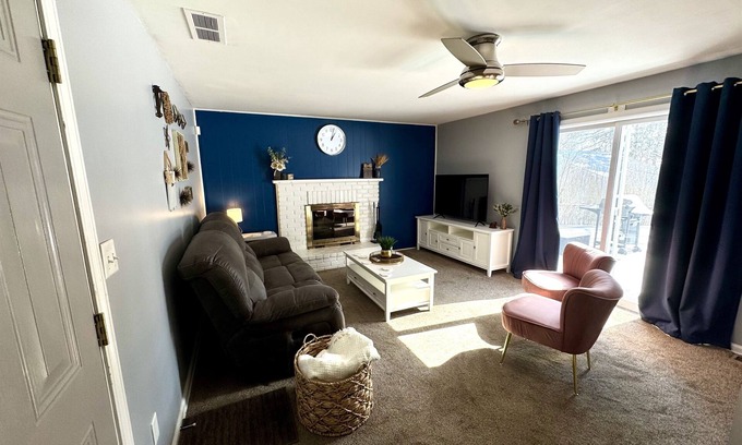 Fairlawn Haus | Modern Split-Level Retreat | Perfect for Traveling Professionals & Nurses!